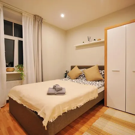 Апартаменти Comfort At Hanzas Residence, Near Cafes, Bars, Museums & Esplanade